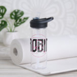 Robin Hi-Tech Name Graphic Trinkflasche<br><div class="desc">Diese Grafik bietet eine zeitgenössische Neuinterpretation des Robin Emblems, die klassische Elemente mit modernen Designsensibilitäten kombiniert. Das Logo zentriert sich um eine fette, geometrische Darstellung des Wortes "ROBIN", Set in dunkelweißer Farbe vor schwarzem Hintergrund, eingekapselt in einem auffallenden rosa Kreis, der einen dynamischen visuellen Kontrast schafft. Der Kreis umrahmt nicht...</div>