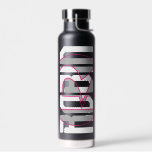 Robin Hi-Tech Name Graphic Trinkflasche<br><div class="desc">Diese Grafik bietet eine zeitgenössische Neuinterpretation des Robin Emblems, die klassische Elemente mit modernen Designsensibilitäten kombiniert. Das Logo zentriert sich um eine fette, geometrische Darstellung des Wortes "ROBIN", Set in dunkelweißer Farbe vor schwarzem Hintergrund, eingekapselt in einem auffallenden rosa Kreis, der einen dynamischen visuellen Kontrast schafft. Der Kreis umrahmt nicht...</div>