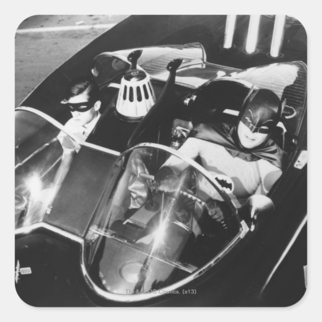 Robin und Batman in Batmobile Quadratischer Aufkleber (Vorderseite)