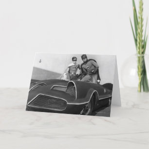 Robin und Batman stehen im Batmobil Karte