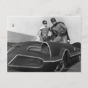 Robin und Batman stehen im Batmobil Postkarte
