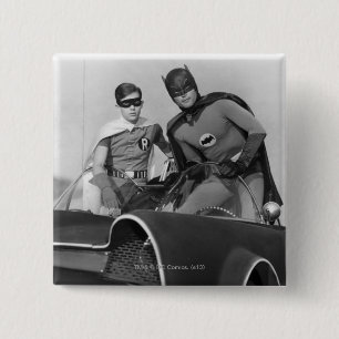 Robin und Batman Stehend in Batmobile Button