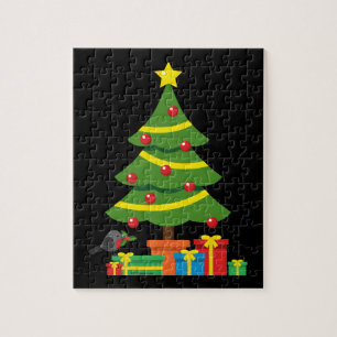 Robin und farbenfrohe Geschenke unter Weihnachtsba