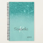 Robin's Egg Blue Glitzer Sparkle Jährliche Monogra Planer<br><div class="desc">Dieses Design wurde mithilfe von digitaler Kunst erstellt und kann in dem Bereich personalisiert sein, der zur Verfügung gestellt wird, oder indem Sie den Klick wählen, um weitere Optionen anzupassen und den Namen, die Initialen oder die Wörter zu ändern. Sie können auch die Textfarbe und den Textstil ändern oder den...</div>