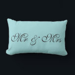 Robin's Egg Blue Lumbar Kissen<br><div class="desc">Das ist ein niedliches Kissen in Robin's Eiblau, das perfekt für das Schlafzimmer ist. Mr. & Mrs. ist auf diesem blauen Kissen in einem extravaganten Drehbuch geschrieben, das leicht mit einem Monogramm, Vor- oder Nachnamen für jedermann Zimmer angepasst werden kann.</div>