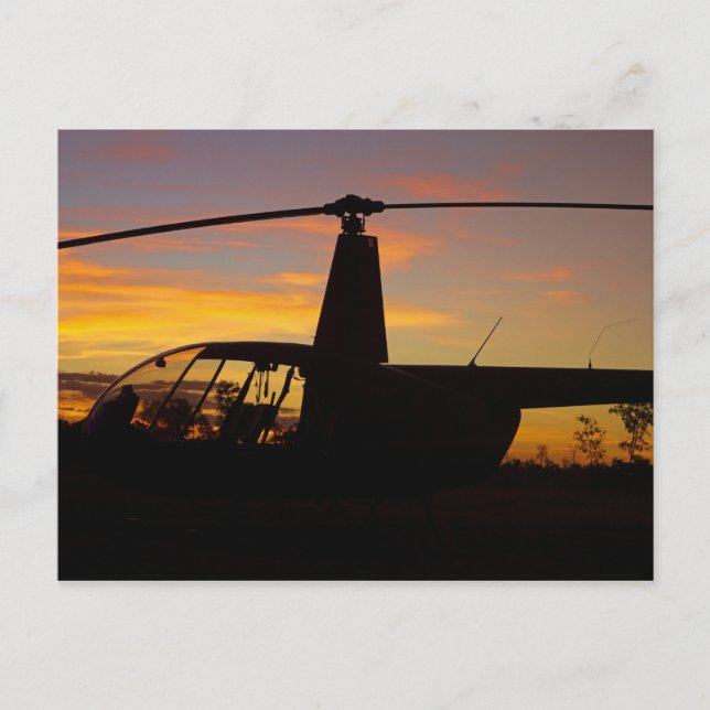Robinson R44 Hubschrauber bei Sonnenuntergang Postkarte (Vorderseite)