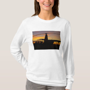 Robinson R44 Hubschrauber bei Sonnenuntergang T-Shirt
