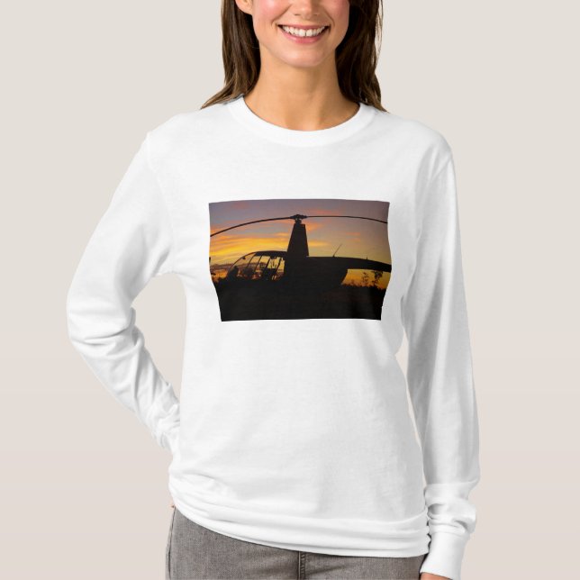 Robinson R44 Hubschrauber bei Sonnenuntergang T-Shirt (Vorderseite)