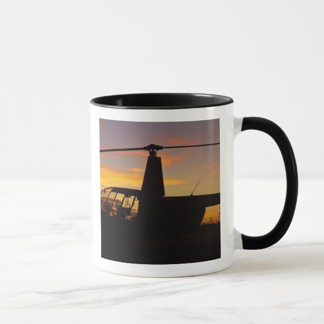 Robinson R44 Hubschrauber bei Sonnenuntergang Tasse (Rechts)