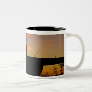 Robinson R44 Hubschrauber bei Sonnenuntergang Zweifarbige Tasse