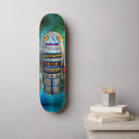 Roboter in Vintager Retro Blue Green Galaxy Cool N Skateboard<br><div class="desc">Machen Sie sich bereit, Ihre inneren Fantasien in der Science-Fiction-Szene zu erfassen, wenn Sie mit dieser niedlichen, Vintagen Metal-Spielzeugroboter-Foto-Abbildung, Set gegen einen türkisblauen Blasen-Galaxie-Himmel auf die Straße gehen. Macht jedes Mal, wenn Sie auf dem Bürgersteig surfen, ein cooles und lustiges Retro-Statement. Ein tolles Geschenk für jemanden, der etwas Besonderes (oder...</div>