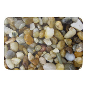 Roches de rivière sur le tapis de bain