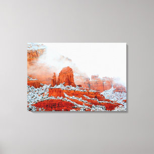 roches rouges dans la toile enveloppée par neige