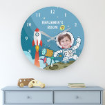 Rocket Astronaut Space Suit Custom Photo Kids Room Große Wanduhr<br><div class="desc">Personalize this cute wall clock with your child's name and photo to create your own unique custom boys room clock.</div>