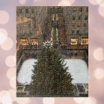 Rockfeller Center Christmas Tree New York City NYC<br><div class="desc">Puzzle zeigt ein Originalfoto von New York City zur Weihnachtszeit und den Weihnachtsbaum im Rockefeller Center. Dieses Foto ist auch auf anderen Produkten erhältlich. Sehen Sie nicht,  wonach Sie suchen? Brauchen Sie Hilfe bei der Anpassung? Kontaktieren Sie Rebecca,  um etwas für Sie entworfen zu haben.</div>
