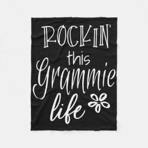 Rockin Dieses Leben Grammie Grafik Geschenk von Ki Fleecedecke