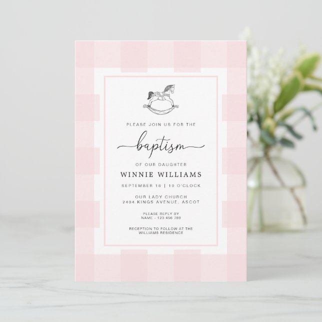 Rocking Horse Pink Gingham Taufe Einladung (Stehend Vorderseite)