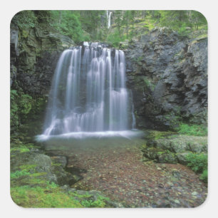 Rockwell Falls im Two Medicine Valley von Quadratischer Aufkleber