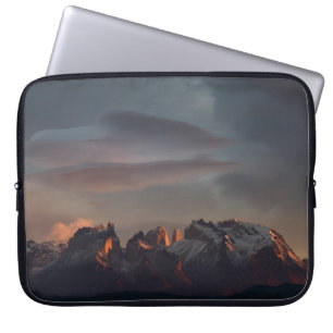 ROCKY BERG UNTER GRAU CLOUUUES LAPTOPSCHUTZHÜLLE