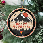 Rocky Mountain Nationalpark Wald Vintag Sunset Keramik Ornament<br><div class="desc">Rocky Mountain National Park Colorado. Dieses Retro-Design ist ein großartiges Geschenk für Fans des Rocky Mountain. Das Vintage Retro-Design ist ein perfektes Geschenk für Skifans in den Colorado Bergen. - "Ändern Sie das Design nach Ihren eigenen Vorlieben. Sie können den Designstandort, die Ausrichtung, die Hintergrundfarben und die Größe ändern. Außerdem...</div>