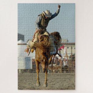 Rodeo-Cowboy bockendes Pferd wilde Fahrt