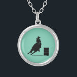 Rodeo Theme Cowgirl Barrel Racing Silhouette Versilberte Kette<br><div class="desc">Silhouette eines sportlichen Cowgirl Fass Rennen mit ihrem Pferd. Aufregende Darstellung von Rodeo-Aktionen. Hintergrund ist eine minzgrüne Farbe. Ideal für Rodeo-Fans und Pferdefreunde.</div>