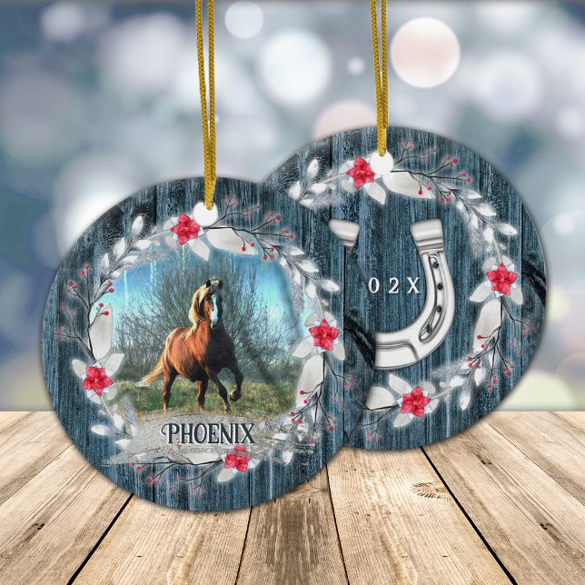 Roh Foto blauer Holzrahmen silber Keramik Ornament (Horse photo Christmas ornament with blue barn wood frame and silver horseshoe, personalized horse.)