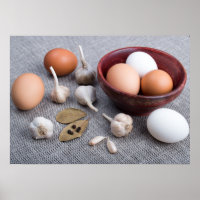 Rohe Eier, Knoblauch und Gewürze in der Küche