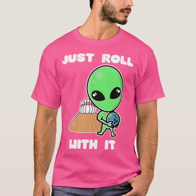 Roll mit ihm Alien Bowling Ball Earth Funny T-Shirt (Vorderseite)