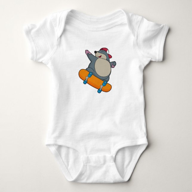 Rolle als Skater mit Skateboard Baby Strampler (Vorderseite)