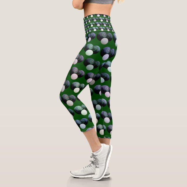 Rollharmonie: Grüne Rasenschalen mit Jack Patten Capri Leggings (Links)