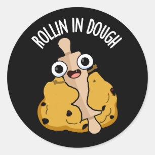 Rollin in Dough Funny Baking Puns Dark BG Runder Aufkleber