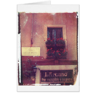 Rom-Fenster mit Pelargonien