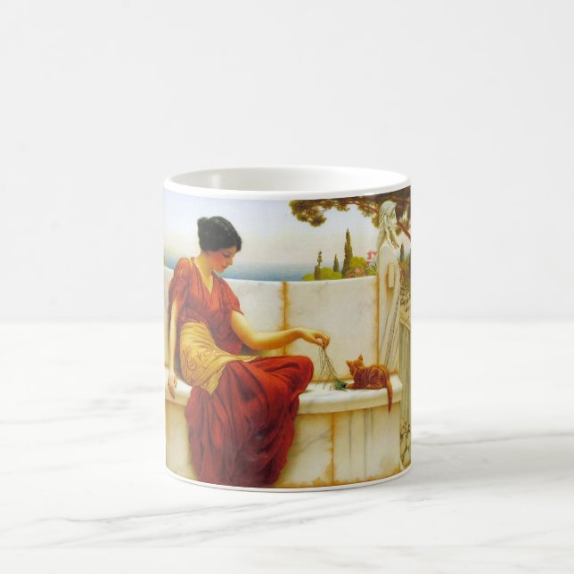 Roman Frau spielt mit ihrer Lieblingskatze Kaffeetasse (Mittel)