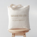 Roman Numeral Date Bridesmaid Brautparty Tragetasche<br><div class="desc">Diese modernen,  minimalistischen Hochzeitstaschen machen tolle Brautparty Geschenke. Saubere minimale Design Features "Bridesmaid" oder Ihre Wahl der Rolle,  und Ihr Hochzeitstag in modernen neutralen als Serifenschrift,  geteilt durch einen Single Linie. Ihr Hochzeitstermin in römischen Zahlen fügt eine schicke Touch hinzu.</div>