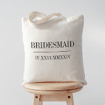 Roman Numeral Date Bridesmaid Brautparty Tragetasche<br><div class="desc">Diese modernen,  minimalistischen Hochzeitstaschen machen tolle Brautparty Geschenke. Saubere minimale Design Features "Bridesmaid" oder Ihre Wahl der Rolle,  und Ihr Hochzeitstermin in modernen schwarzen Serif-Schrift,  geteilt durch einen Single Linie. Ihr Hochzeitstermin in römischen Zahlen fügt eine schicke Touch hinzu.</div>