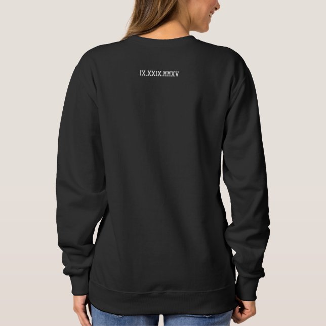 Roman Numerals Anniversary Wedding Birthday Chic  Besticktes Sweatshirt (Rückseite)