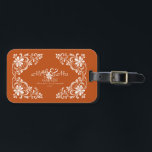 Romantic Burnt Orange Mr & Mrs Floral Wedding Gepäckanhänger<br><div class="desc">Das Gepäckschild zeigt ein wunderschönes Aquarellbild mit einem weißen, blumengeschmückten Rahmen auf einem warmen, erdigen orangefarbenen Hintergrund. Die Formulierung "Mr. & Mrs." kann leicht angepasst werden. Es ist ein großartiges Geschenk für Jungvermählte und Paare, die Jahrestage feiern und ihnen dabei helfen, ihr Gepäck auf Reisen leicht zu erkennen.</div>