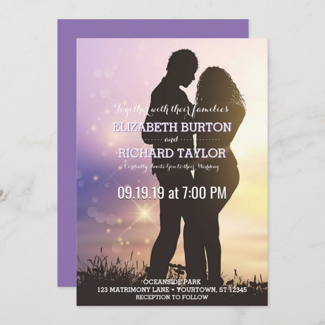Romantic Couple Beach Mariage Violet Invitation (Devant / Derrière)