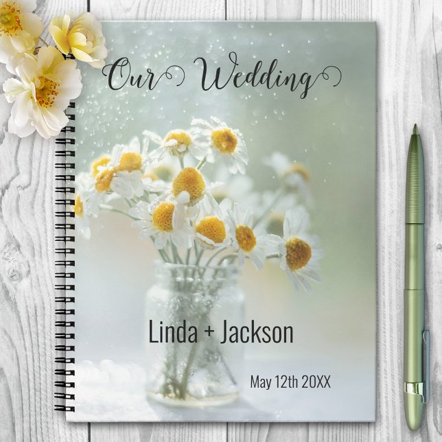 Romantic Daisies Bokeh Wedding Planning Notizbuch (A romantic wedding notebook featuring a painting of a bouquet of daisies with bokeh lights)
