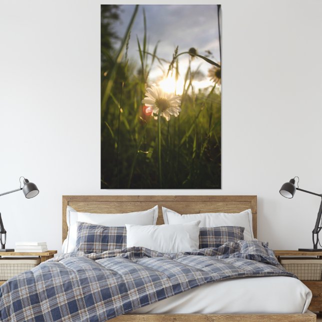 Romantic Flowers – Botanical Fantasy Daisy Leinwanddruck (Insitu (Schlafzimmer))