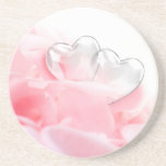 Romantic Glass Hearts Rose Petals Untersetzer<br><div class="desc">Elegante und romantische Illustration mit zwei Glasherzen auf einem Bett mit weißen rosa Rosenblättern.</div>
