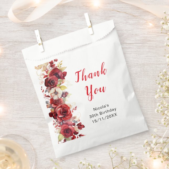 Romantic Red Roses Floral Birthday Party Geschenktütchen (Ausgeschnitten)