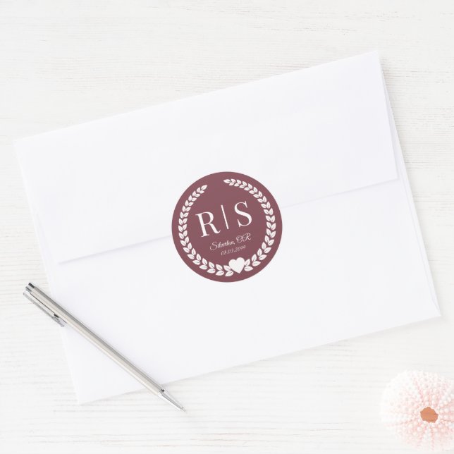 Romantic Rosewood Wedding Monogram Initials Runder Aufkleber (Umschlag)