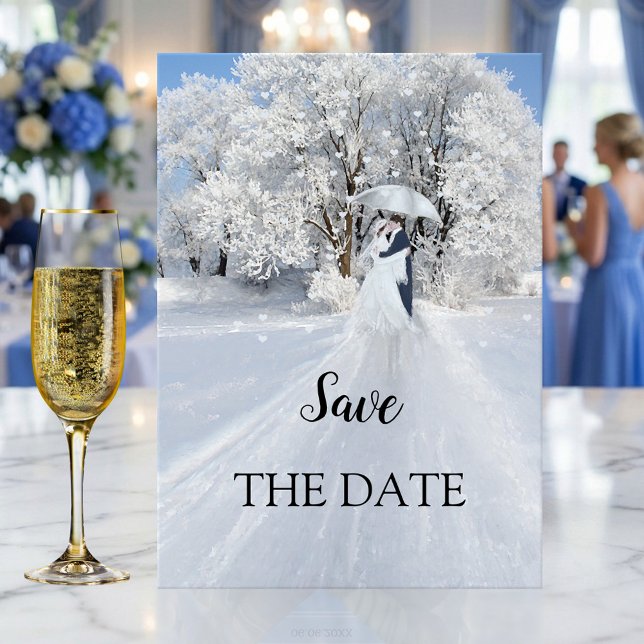 Romantic Winter Wonderland Enregistrer la carte Da (Winter wedding Save the Date card featuring a painting of a winter wonderland scene with a couple)