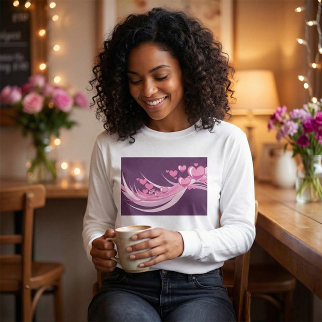 Romantische Abstrakte rosa Herzdesign auf Lila T-Shirt (Von Creator hochgeladen)