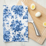 Romantische antike Vintage Rose blau auf Weiß Geschirrtuch<br><div class="desc">Elegante und klassische antike Vintage Delft-blaue Rose auf weißem Hintergrund.</div>