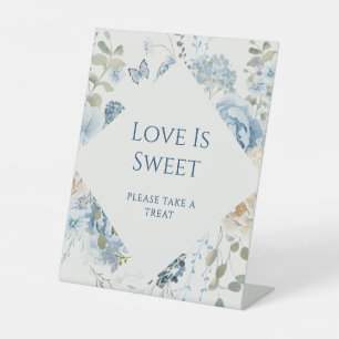 Romantische bläuliche Hochzeitsstimmung Liebe ist Sockelschild