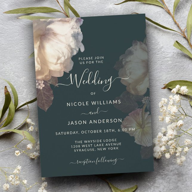 Romantische Blooms florale Elegante Hochzeit Einladung (A romantic wedding invitation with elegant white florals.)