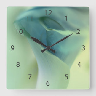 Romantische Blume in Blautönen Quadratische Wanduhr